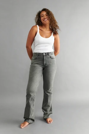 Gina full lenght flare jeans - Low/mid waist. Säljer mina superfina full lenght flare jeans i grått. Jättefina jeans som tyvärr blivit för små. Storlek 36, sparsamt använda och mycket bra skick. (Lånade bilder men vill ni ha bild på mina är det bara att kontakta mig så skickar jag) 