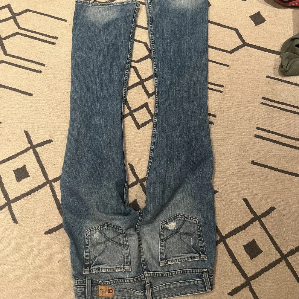 As snygga fler låg midja ljusblå jeans bra skick. Priset kan diskuteras. Innerbenslängden är 83cm och midjemått är 42 cm . Jeans & Byxor.