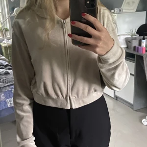 Ziphoodie  - säljer denna ziphoodien🙌🏻💋 Den är i storlek M men passar mig som vanligtvis är S/XS