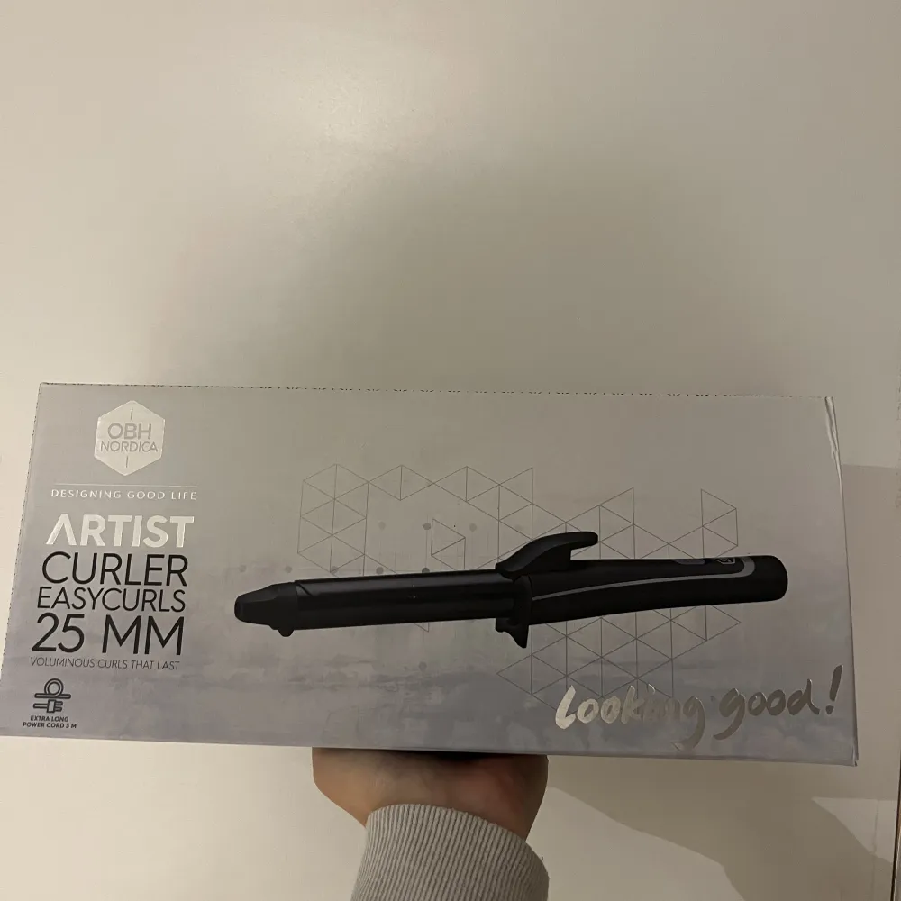obh nordica artist curler easy curls 25mm. Oöppnad kartong. Köpt för 549kr . Skor.