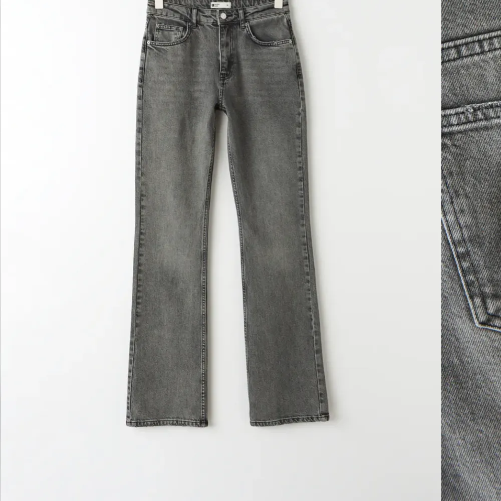 Säljer mina gråa mid waist bootcut jeans ifrån gina eftersom att dom tyvärr är för små. Endast använda vid ett tillfälle. Köpte dom för 499kr.🩷 Priset kan diskuteras!. Jeans & Byxor.