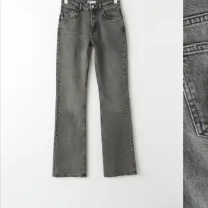 Säljer mina gråa mid waist bootcut jeans ifrån gina eftersom att dom tyvärr är för små. Endast använda vid ett tillfälle. Köpte dom för 499kr.🩷 Priset kan diskuteras!