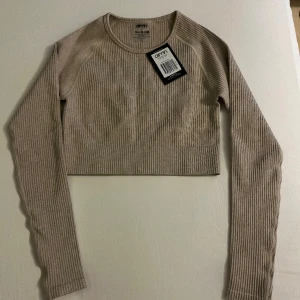 Aim’n Seamless topp - Aim’n top ifrån kollektionen ”Seamless”. Trodde att jag gillade modellen men den kommer inte till användning💖aldrig använd! Eftertraktad färg!