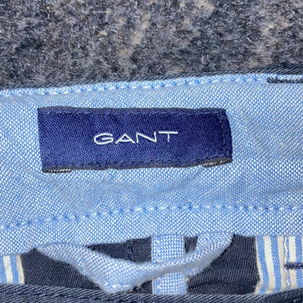 Säljer mina sköna Gant chinos/kostymbyxor. Brallorna änvänts fåtal gånger o är i toppskick. Storlek 170 cm. Originalpriset ligger runt 600 spänn men jag säljer för endast 199 kr. . Jeans & Byxor.