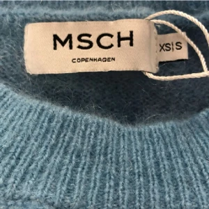 stickad tröja - Lägger upp igen! Säljer denna så snygga tjocktröjan. Den är i en perfekt blå färg och i nyskick, endast testad! Den är från MSCH copenhagen. Nypris 899kr. Storleken är XS/S men sitter som XS. Vid frågor skicka gärna pm!🩷