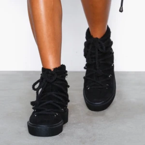 Boots från Nelly - Säljer dessa svarta Inuikii-liknande skor från Nelly, endast använda 2-3 gånger så fint skick! Nypris 500kr 🥰