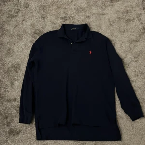 Ralph lauren tröja - Säljer denna tröjan för den var för stor på mig, den är i bra skick i inga skavanker, storlek M men är ganska stor i storleken så den massar nog large också