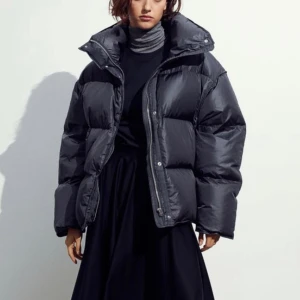 Pufferjacka HM - Säljer denna så snygga, helt oanvända pufferjacka av dun ifrån hm. Den är helt slutsåld på hemsidan! 💕