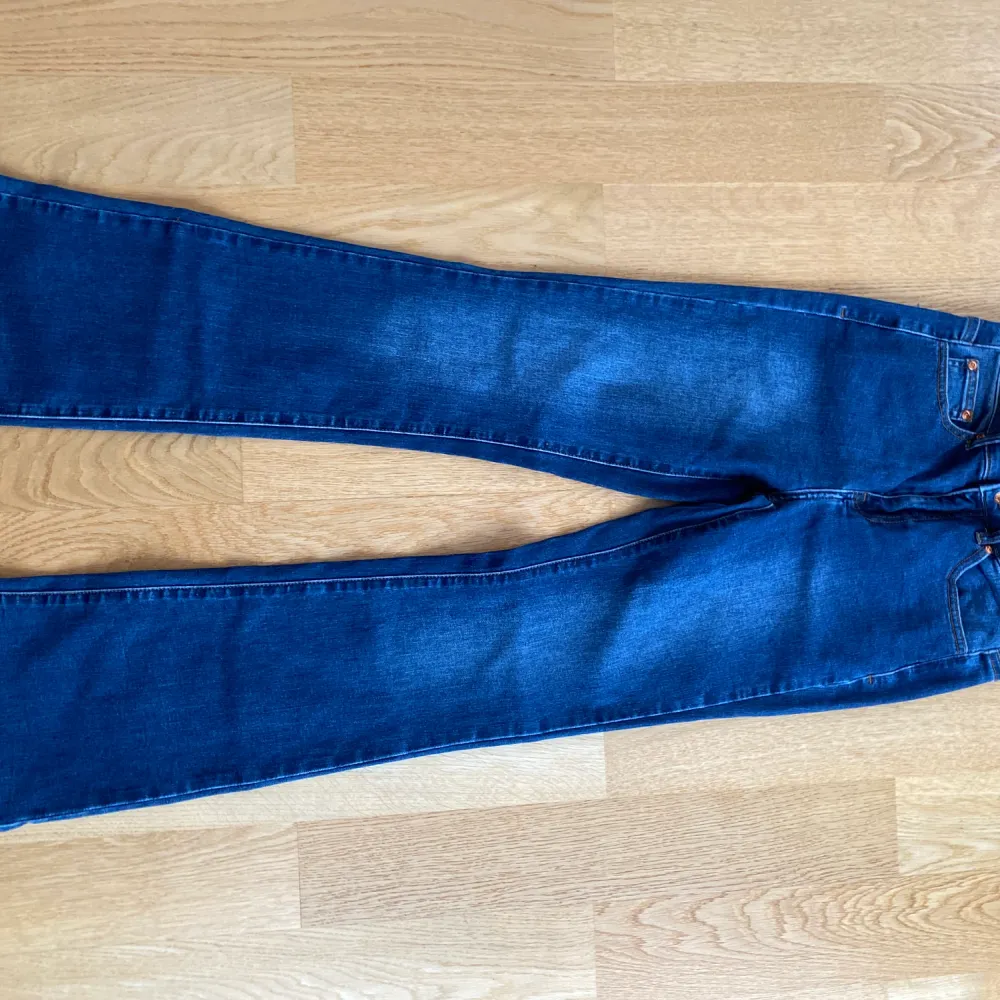 Säljer dessa jeans från Denim💕Köpt dom för 500kr men säljer dom för 350kr då jag aldrig använt dom och dom är i väldigt bra skick💗. Jeans & Byxor.