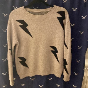 Stickad tröja  - Säljer en superfin och mysig syy ta vikas tröja med svarta blixtar på som tyvärr inte kommer till användning💘 tröjan har inga defekter på dig!❤️