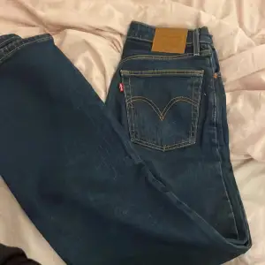 Mörkblåa jeans från levis! pris kan diskuteras!! passar mig som är 172