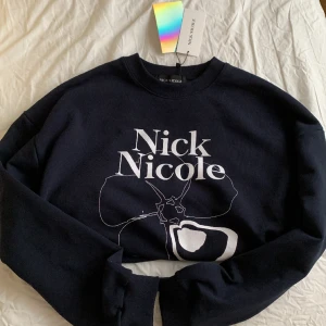 Tröja - Mörkblå sweatshirt m tryck. Passar s/m oanvänd köpt i Korea.