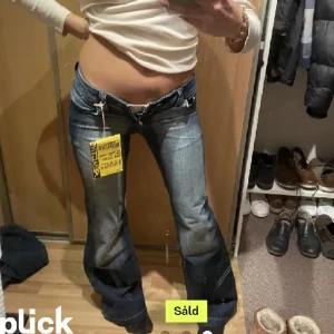 Lågmidjade bootcut jeans - Jättesnygga jeans! Tyvärr var de för små för mig🙁 innerbenmått:90 cm och midjemått:34 rakt över💕hör av dig om du har frågor