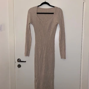 Stickad klänning - Köpt på shein, aldrig använd🤍