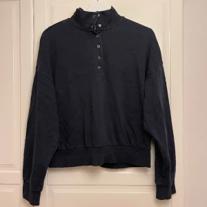 Marinblå tröja - Marinblå tröja med hög krage från weekday 💙