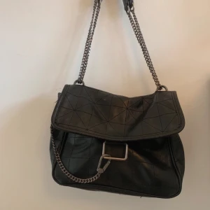 Axelväska - Super fin väska, säljer pga kommer till för lite användning 