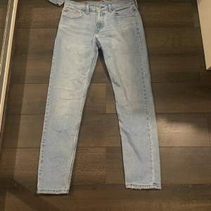 Säljer mina levis 512 jeans, de är i storlek 30-32 och är jätte fina. Använda 1-2 gånger och är i nyskick. Hör av dig om du har några frågor 😀