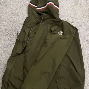Moncler vindjacka  - Jackan är i moncler storlek 3 vilket motsvarar L, den är använd ett antal gånger men är fortfarande i perfekt skick. Priset går att diskuteras 