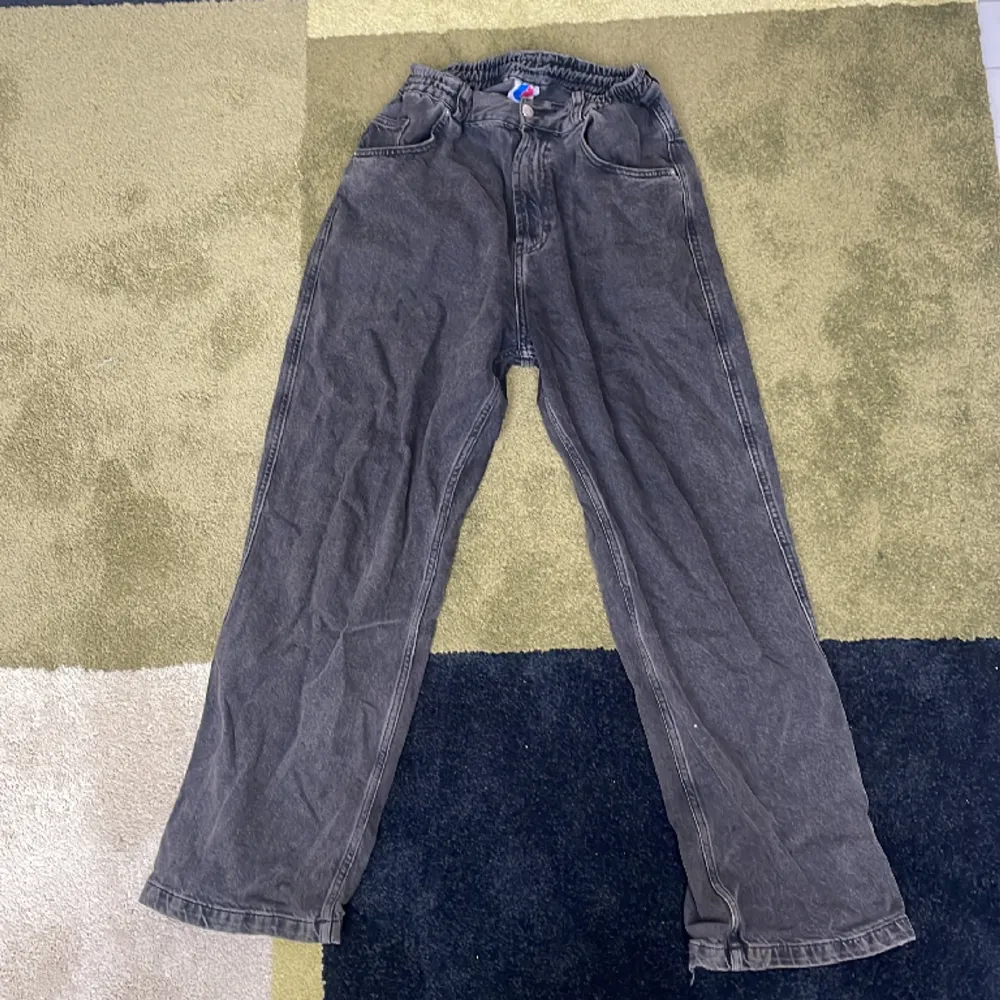 District 46 jeans. Använda men bra skick endast lite slitna vid hälen. Jeans & Byxor.