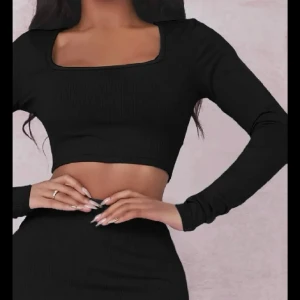 Svart topp - En tröja som jag velat bli av med länge, den är jätte liten för mig och har fler så skadar inte att sälja vidare. Den är ribbad och skriv privat för mer bilder!❤️