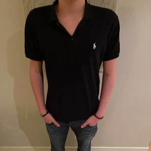 Raulp lauren piké  - Säljer nu denna raulp lauren piken som är perfekt till sommaren, köpt för några veckor sedan, skick 10/10” ny pris”1300kr”mitt pris”799kr”