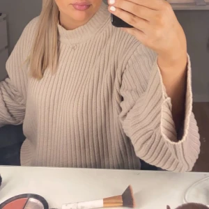 Stickad tröja - Säljer denna superfina stickade tröjan som kommer från hm, den är använd max 2 gånger 