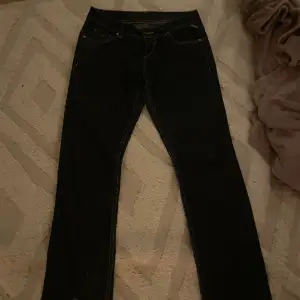 Fina jeans som tyvärr inte kommer till användning längre. Dom är mörkblå. Köparen står för frakt💗