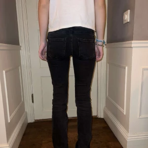 Lågmidjade jeans! - Lågmidjade svarta jeans från stradivarius! Använda men i bra väldigt bra skick.🥰