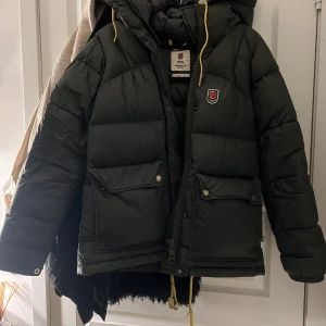 Fjällräven jacka - En SUPER fin vinterjacka i en jättefin grön färg, som man aldrig fryser i. Nypris är 7000 kr. Storlek xs men passar som en s! Möts gärna i Stockholm så kontakta mig!💕