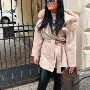 Pälskappa - Jätte fin och varm kappa i ull och cashmere blandning. Äkta pälskrage. Går bra att använda även i snö och - grader väldigt varm och skön. Säljs pga köpt en annan vinterjacka😊fler bilder privat 