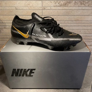 Fotbollsskor - Hej!😊 Säljer nu mina Nike Phantom GT 2 Elite FG Shadow på grund av att dem är för små. Skorna är i storlek 41. Använda under en träningsvecka i somras och är näst in till sprillans nya. Nypris 2799. Säljer dem för ett rimligt pris. Pris går att diskutera