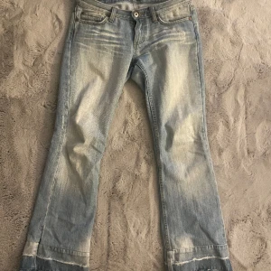 Bootcut jeans - Säljer dessa fina lågmidjade bootcut jeans som tyvärr är lite tajta på mig. Midjemåttet 39 innerbenslängden 75cm💕