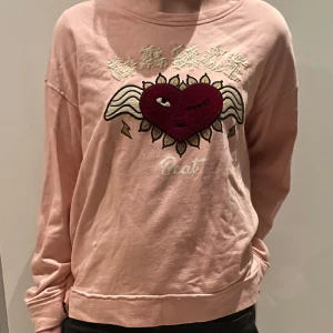 Tröja - Supersnygg tröja i bomull från Odd Molly som knappt är använd. Sitter lite oversized på mig som vanligtvis är S.