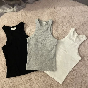 Gina Tricot linne - 3 st fina linnen från Gina Tricot. De har inte kommit till användning så därav säljs de. Obs: den grå är såld! Svart o den vita finns kvar. Alla i storlek xs, 50kr STYCK💗