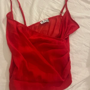 Rött linne - superfin röd topp från linn ahlborgs collection nakd som är perfekt till fest, jättebra skick utan några defekter❤️ passar mig som är s och m