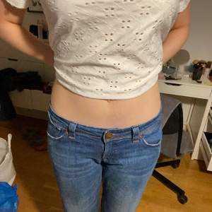 Ett par lågmidjade jeans  Bootcut  Från Lee 