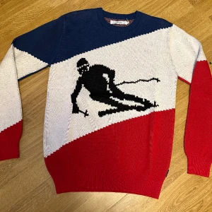 Stickad tröja från dedicated XS, Ny!  - Fin stickad tröja från dedicated. XS  Ny med lapp har ramlat av tyvärr. Fint vinter motiv, fin julklapp! 