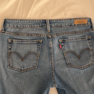 Levis jeans - Säljer mina Levis jeans, dom är low waist bootcut och sitter perfekt på mig som är 168 💕 Midjemått är ca 36/37, Innerbenslängd är ca 82/83 💞Pris kan diskuteras vid snabba affärer 💕💞