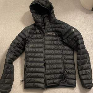 Säljer en Peak Performane Down Liner Hood Jacket. Den är perfekt för hösten/våran även använt vid skidåkning. Lite mindre slitage därav låga priset. Skriv vid frågor!