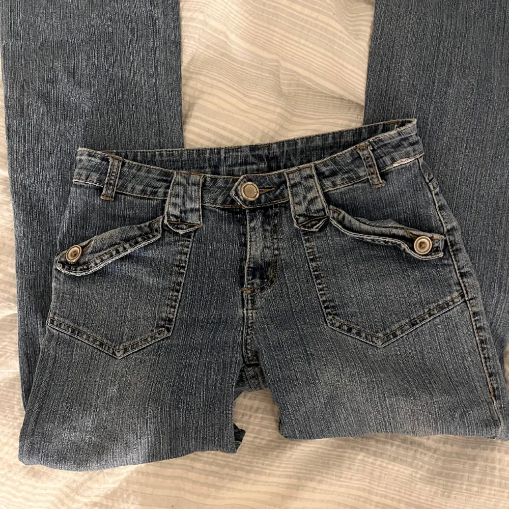 Säljer dessa snygga lågmidjade bootcut jeans!!😍Midjemått är 38 cm tvärs över, dem är väldigt stretchiga! Pris kan diskuteras. Jeans & Byxor.