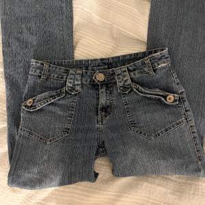 Säljer dessa snygga lågmidjade bootcut jeans!!😍Midjemått är 38 cm tvärs över, dem är väldigt stretchiga! Pris kan diskuteras