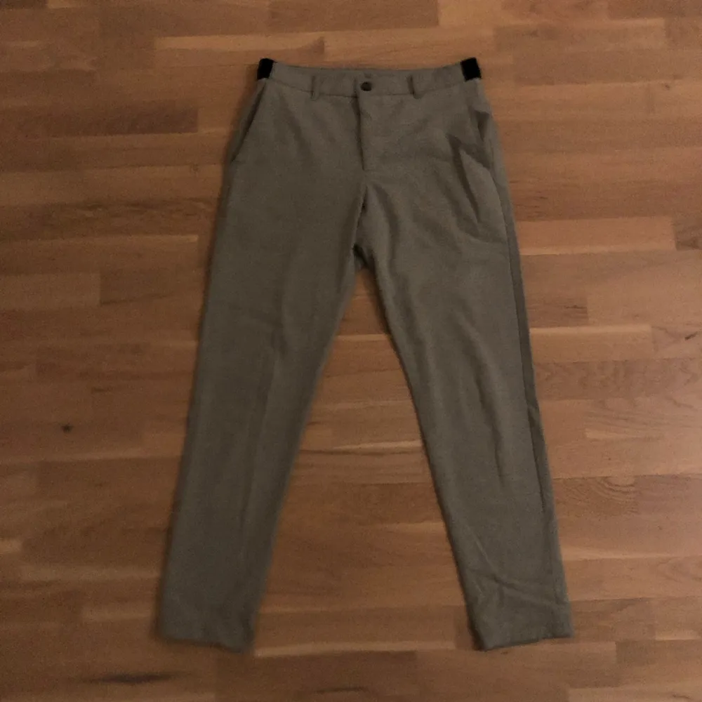 Ett par snygga byxor från Zara i väldigt gott skick. Har inte används på ett par år på grund av att jag har växt ur dem. De är i storlek M men funkar också för S användare. . Jeans & Byxor.