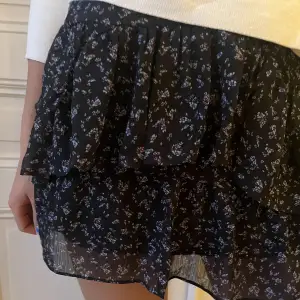 Jätte söt kjol med rosa och blåa detaljer i storlek S, sparsamt använd!❤️❤️🫶🏻