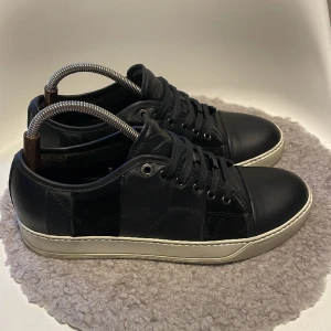 Lanvin skor - Tja! Säljer nu dessa extremt sällsynta Lanvin skorna i svart färg (mocka/läder) nypris: 8000+, mitt pris: 1999. Skick 9/10, använda ca 3 gånger. Strl 44 men passar 45, Boxen medföljer. Hör av dig vid några funderingar! mvh EBRESELL