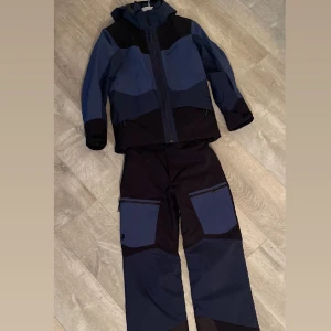 Skidsett  - Skidkläder i nyskick från peak, jackan endast använd 1 gång och byxorna ca 5 gånger! Nypris 4000:- för både byxa & jacka, säljer allt för 1900💙 Strl 160 men lite större i strl,passar mig som bär xs, är 170.