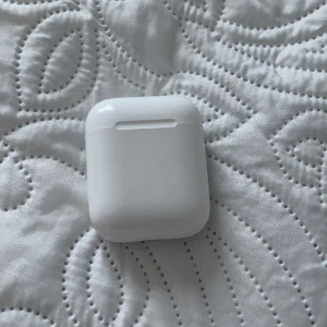 AirPods skal - Endast skalet och den vänstra airpoden! Väldigt bra skick men säljer då jag tappat bort den högra. Det går även att t.ex bara köpa skalet (ett lägre pris då)🤍Obs de är äkta. Rengör såklart en extra gång innan jag postar🤍