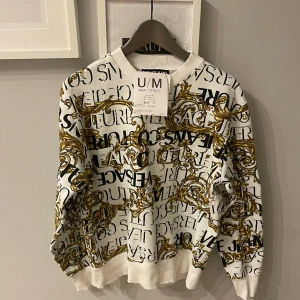 Versace tröja (white) - Storlek M sitter hyfsat tajt om handleden  