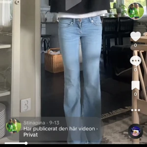 W26 L30 - Säljer mina jätte snygga lågmidjade jeans från ONLY i storlek 26 L30, jah har sytt igen slitsen som jag inte tycker va så snygg, jag är 167