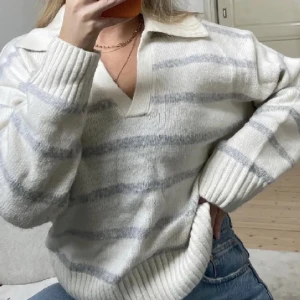 Stickad tröja från gina - Super fin och mysig tröja! Den är i storlek xl men sitter fint oversized på mig som brukar ha m❤️ 