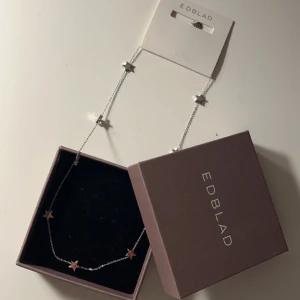 Edblad halsband  - Så fint halsband från Edblad. Heter ”Sirius necklace multi steel” på deras hemsida. Helt nytt! Nypris 400kr💕💕💕